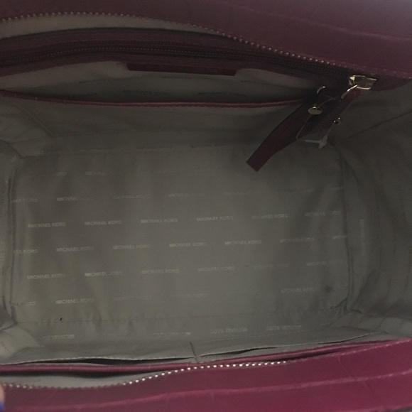 Micheal Kors Tote - Picture 2 of 4